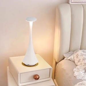 Lámpara de Escritorio Moderna de Metal, Pequeña, para Dormitorio, Mesita de Noche, Sala de Estar, con Aspecto de Alta Gama, Larga Duración, Luz Nocturna LED Táctil, Simple - Product Image 5