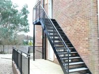 Escalier droit en acier galvanisé sur mesure, haute résistance, anti-rouille, antidérapant, pour intérieur/extérieur, entrepôt, appartement, échelle métallique