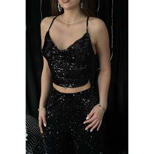 Blusa Negra con Tirantes para Mujer, Top Sexy de Satén con Cuello en V Elástico para Fiesta - Product Image 5