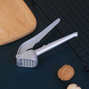 Presse-ail Hakushaku Mori avec plaque de levage, pinces de cuisine en alliage d'aluminium, ustensiles anti-brûlure - Product Image 4