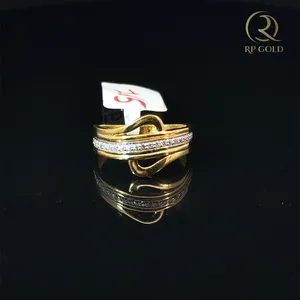 Anillo de Diseño Abstracto Entrelazado en Oro para Mujer con Elegantes Detalles de Circonia Cúbica, Ideal para Regalo Diario - Product Image 1