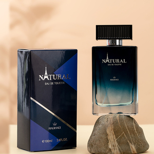 Un <span class=keywords><strong>uomo</strong></span> mostra il nuovo <span class=keywords><strong>profumo</strong></span> da <span class=keywords><strong>uomo</strong></span> Sexy e alla moda - Product Image 5