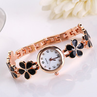 Montres pour femmes avec trèfle à quatre feuilles Vintage Simple Casual Ladies Wristwatch Creative Round Watches