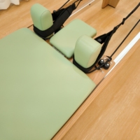 Reformer de Pilates de Roble Rojo Sólido con Calidad de Estudio, Equipo de Pilates de Madera de Roble Sólido de Grado Comercial, Cama de Yoga Estable para Ejercicios de Core