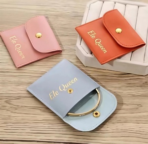 กระเป๋าใส่เครื่องประดับหนัง PU นุ่มหรูหรา พร้อมโลโก้พิมพ์ลาย ปิดด้วยกระดุมแป๊ก สำหรับเก็บของขวัญชิ้นเล็กๆ - Product Image 2