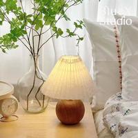 Lampe de table LED moderne et simple en céramique avec plis en tissu, alimentation USB, veilleuse de chambre, cadeau décoratif, lampe de chevet haut de gamme