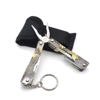 Outil multifonction portable de survie en plein air en acier inoxydable camouflage avec lampe de poche, porte-clés et fonction DIY métrique OEM