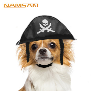 Chapeau de pirate pour animaux de compagnie NAMSAN, pour chiens et chats, costume d'Halloween, chapeau en tissu réglable avec imprimé crâne et épées, accessoire fantaisie - Product Image 1