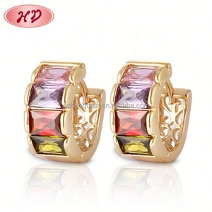 Pendientes de Aro Huggie de Plata 925 Bañados en Oro con Circonita Cúbica Multicolor de Corte Rectangular para Mujer, Ideales para Bodas, Fiestas y Uso Diario - Product Image 3