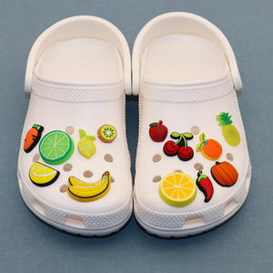 Vente en gros de chaussures en caoutchouc PVC de haute qualité personnalisées décorations accessoires alimentaires fruits fraise breloques pour chaussures - Product Image 4