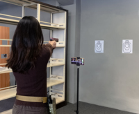 Simuladores de Tiro en Interiores con Proyector, Computadora Preinstalada, Software de Tiro, Receptor Láser de Alta Velocidad y Caja de Audio