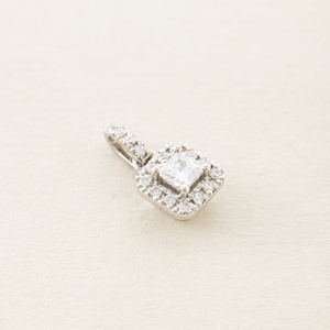 قلادات بحلقات من الألماس الطبيعي مصنوعة من الذهب الأبيض عيار 18 قيراط بتصميم مربع/دائري/سداسي مع هالة من الألماس للنساء - Product Image 1