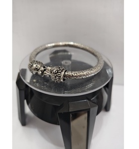 Elegante Brazalete Kada Plateado para Hombre y Mujer con Detalles Modernos, Regalo de Herencia Hindú de la India - Product Image 5