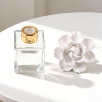 Nouvel Arrivage – Diffuseur de Parfum d'Ambiance en Céramique et Gypse, Fait Main, avec Fleurs en Porcelaine, Bouteille en Verre 100ML, Huile Essentielle et Bâtonnets en Rotin