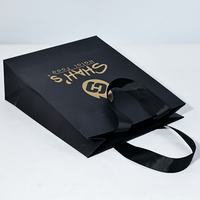 Sac en papier personnalisé imprimé avec logo, sac de shopping noir mat avec poignée en coton pour magasin de vêtements