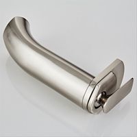 Robinet de lavabo cascade moderne à poignée unique en nickel brossé avec cartouche céramique pour hôtel et usage domestique