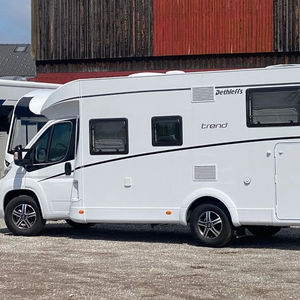 LA <span class=keywords><strong>MEJOR</strong></span> OFERTA Autocaravana de Lujo Dethleffs Trend T 6717 EB Usada para Acampar, Emisión Euro 5, Capacidad para 4-6 Personas, <span class=keywords><strong>Microondas</strong></span> - Product Image 1
