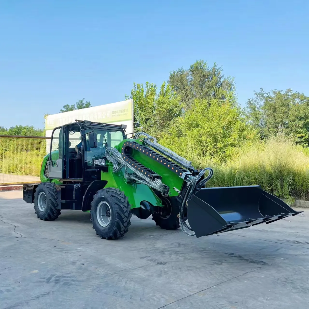 รถตักล้อยางแบบยืดไสลด์ของจีน Telehandler รถตักล้อยางขนาดกะทัดรัดรถตักหน้ารถตักขนาดเล็กสําหรับขาย CE ได้รับการอนุมัติ