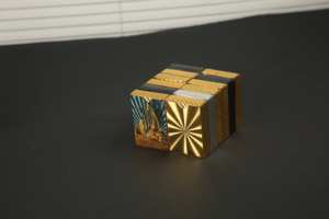 أوراق لعب مخصصة بنمط التنين الذهبي مصنوعة من البولي إيثيلين تيريفثالات مع رقائق ذهبية أنيقة ومتينة لجلسات اللعب والفعاليات الفاخرة - Product Image 2