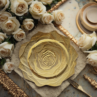 Vente en Gros Assiettes de Présentation en Plastique Doré Rose 13 Pouces Élégantes à Angle Fermé pour Décoration de Table de Mariage et de Fête