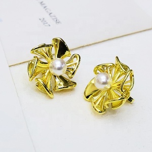 Boucles d'oreilles clous géométriques irrégulières à motif dentelle plaquées or 18 carats pour femme – Idée cadeau - Product Image 5