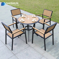Ensemble de salle à manger d'extérieur moderne en aluminium et WPC, chaises et tables avec plateau en WPC pour restaurant, café, hôtel, patio, jardin