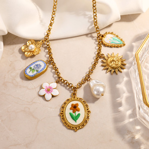 Collier avec pendentif fleur, plaqué or 18 carats, breloques en perles, à porter au quotidien - Product Image 3