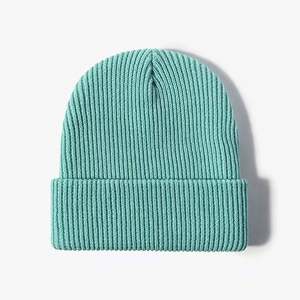 Gorro de punto con puños cálidos de invierno acanalado liso en blanco de Color sólido Gorro acrílico unisex con logotipo personalizado - Product Image 2