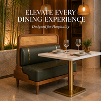 Bancs de restaurant en rotin tressé avec table en marbre et colonnes jumelles en laiton pour usage en hôtels et complexes hôteliers