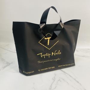 Bolsa de Compras Negra de Lujo con Logotipo Personalizado, MOQ Bajo de 100 Piezas, Bolsa de Regalo de Plástico PE, Bolsa de Plástico para Compras al por Menor - Product Image 2