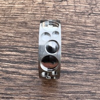 Anneau en titane personnalisé de 8 mm avec un motif de points variés, style classique pour la fabrication de bagues de fiançailles pour hommes