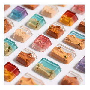 Keycaps 3D personnalisés <span class=keywords><strong>de</strong></span> paysage désertique Dunes <span class=keywords><strong>de</strong></span> sable en résine transparente Palmier multicolore OEM/ODM Commandes en gros pour les services d'usinage - Product Image 1