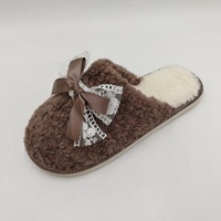 Mules en fourrure moelleuse pour femmes, à bout fermé, avec décoration en nœud en satin, doublure en peluche, chaudes, antidérapantes, pour la maison