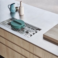 Meuble de cuisine extensible moderne en chêne massif avec tiroirs, répondant aux besoins de rangement de grande capacité