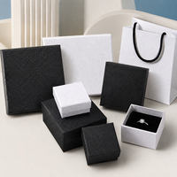 Boîte à bijoux personnalisée avec logo, vente en gros, boîte d'emballage pour bijoux noire et blanche en relief pour bague, boucles d'oreilles, collier, bracelet, cadeau