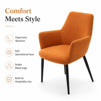 Chaise de salle à manger rembourrée moderne en tissu orange brûlé, dossier haut incurvé, accoudoirs, pieds en métal noir, pour hôtel et restaurant