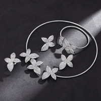 Parure de bijoux de luxe 4 pièces en zircon cubique motif floral pour femme : collier ras-du-cou ouvert, bracelet, bague et boucles d'oreilles clous – Bijoux de mariage et de mariée