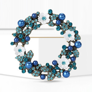 Broche Couronne de Noël en Perles, Alliage Plaqué Or, Strass Colorés, Design Perforé, Personnalisable, Luxe, pour Femme, Fiançailles, Fête - Product Image 5