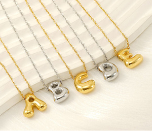 Collar con Colgante de Letra Burbuja en Acero Inoxidable Chapado en Oro PVD de 18K |   Cadena con Colgante de Letra del Alfabeto A-Z |   Ligero e Hipoalergénico - Product Image 5