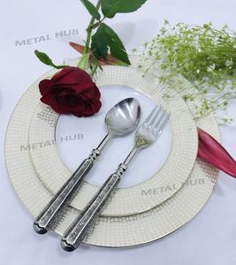 Juego de Cubiertos de Acero Inoxidable con Mango de Peltre Antiguo Disponible en Juegos de 4, 5, 7 y 20 Piezas para Bodas - Product Image 3