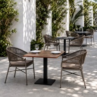 Plateau de table en bois rustique avec bordure en cuivre, design classique et durable pour la maison ou la restauration