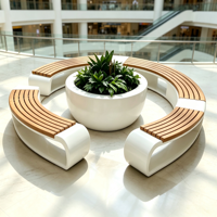 Banc de jardin en FRP blanc sur mesure avec pot de fleurs central et lattes en bois pour centre commercial, aéroport, place publique