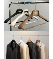Cintre de luxe en résine aspect bois et acier inoxydable avec plaque nominative métallique personnalisée, barre/support à pantalons/attaches pour boutique, armoire, hôtel, vêtements