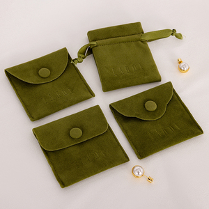 Sacs à bijoux en velours vert avec logo personnalisé, pochettes de rangement en forme d'enveloppe, petites mini pochettes en velours suédé pour bijoux, sacs cadeaux avec bouton - Product Image 3