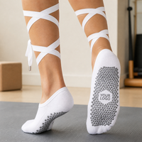 Chaussettes de yoga OEM respirantes et antidérapantes pour femmes, avec logo personnalisé, couleur unie, pour entraînement de Pilates en intérieur