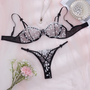 Ensemble de lingerie sexy transfrontalier européen et américain avec broderie en forme de cœur en maille, soutien-gorge push-up à armatures, pur et élégant. - Product Image 3