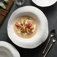 Assiette en céramique et porcelaine, compatible micro-ondes, motif uni, assiette à soupe pour la maison, vaisselle pour hôtel et restaurant, forme irrégulière, style nordique/minimaliste