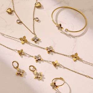 Ensemble de bijoux en acier inoxydable plaqué or PVD, comprenant des boucles d'oreilles, un bracelet, une bague et un collier avec fleur à quatre pétales en zircon tridimensionnelle - Product Image 1