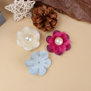 Pinzas para el Cabello con Flores de Perlas y Malla de Camelia de 5 cm, Hechas a Mano para Uso Diario - Product Image 4