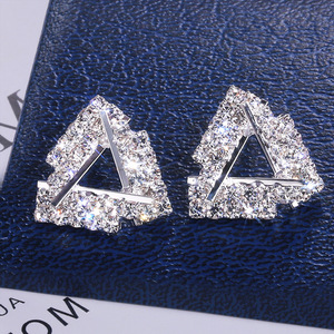 Pendientes triangulares de oro rosa con diamantes de imitación de cristal, diseño geométrico para mujer, uso diario - Product Image 5